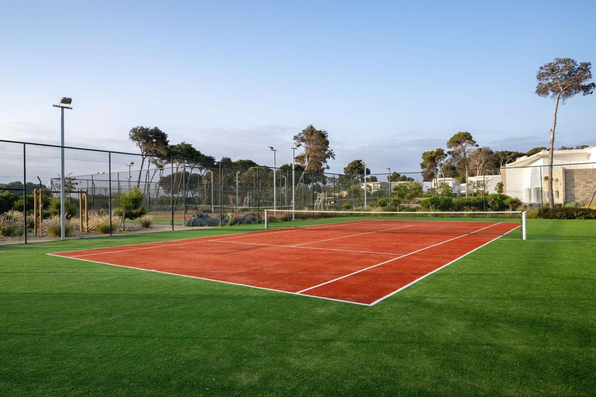 Radisson Blu Resort Al Hoceima Al Hoceïma Exterior foto Tennis court