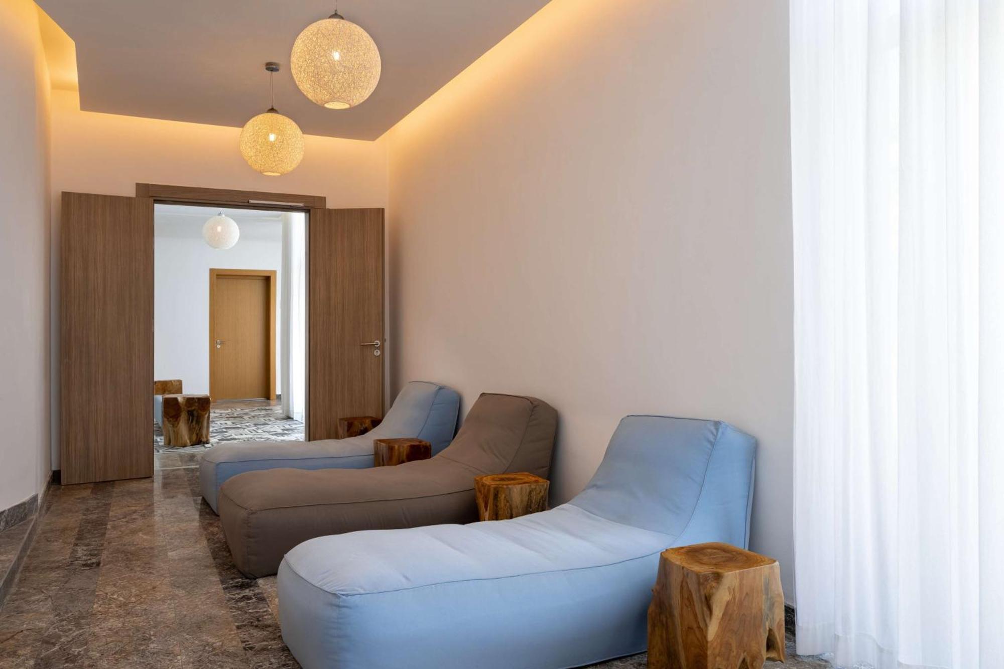 Radisson Blu Resort Al Hoceima Al Hoceïma Exterior foto The interior of a suite at the hotel