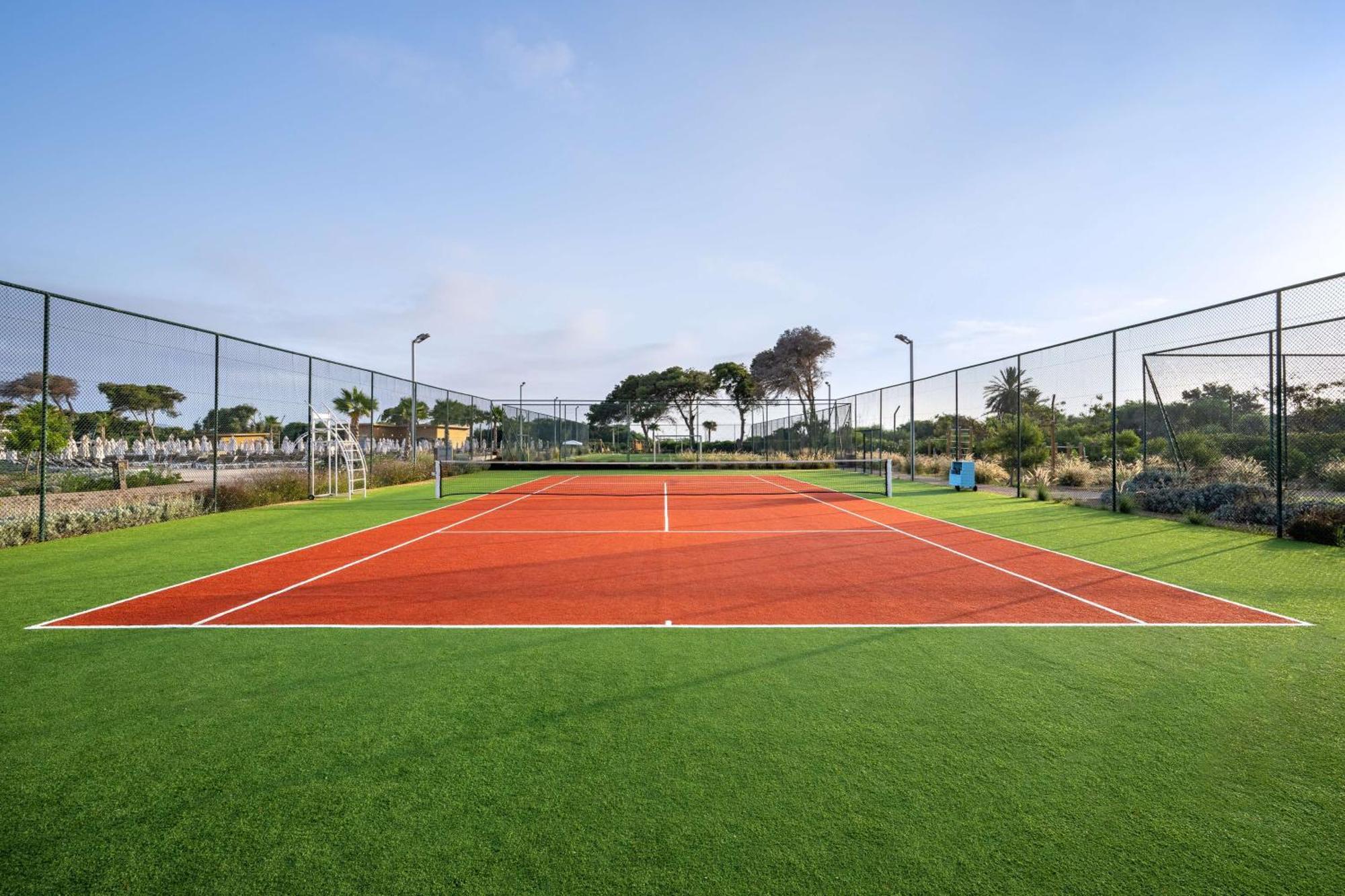 Radisson Blu Resort Al Hoceima Al Hoceïma Exterior foto Tennis court