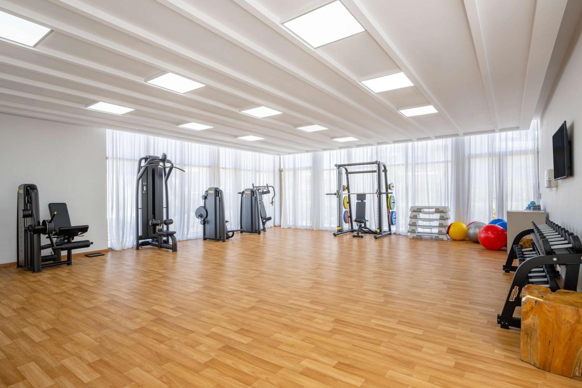 Radisson Blu Resort Al Hoceima Al Hoceïma Exterior foto A gym at the University of Nicosia