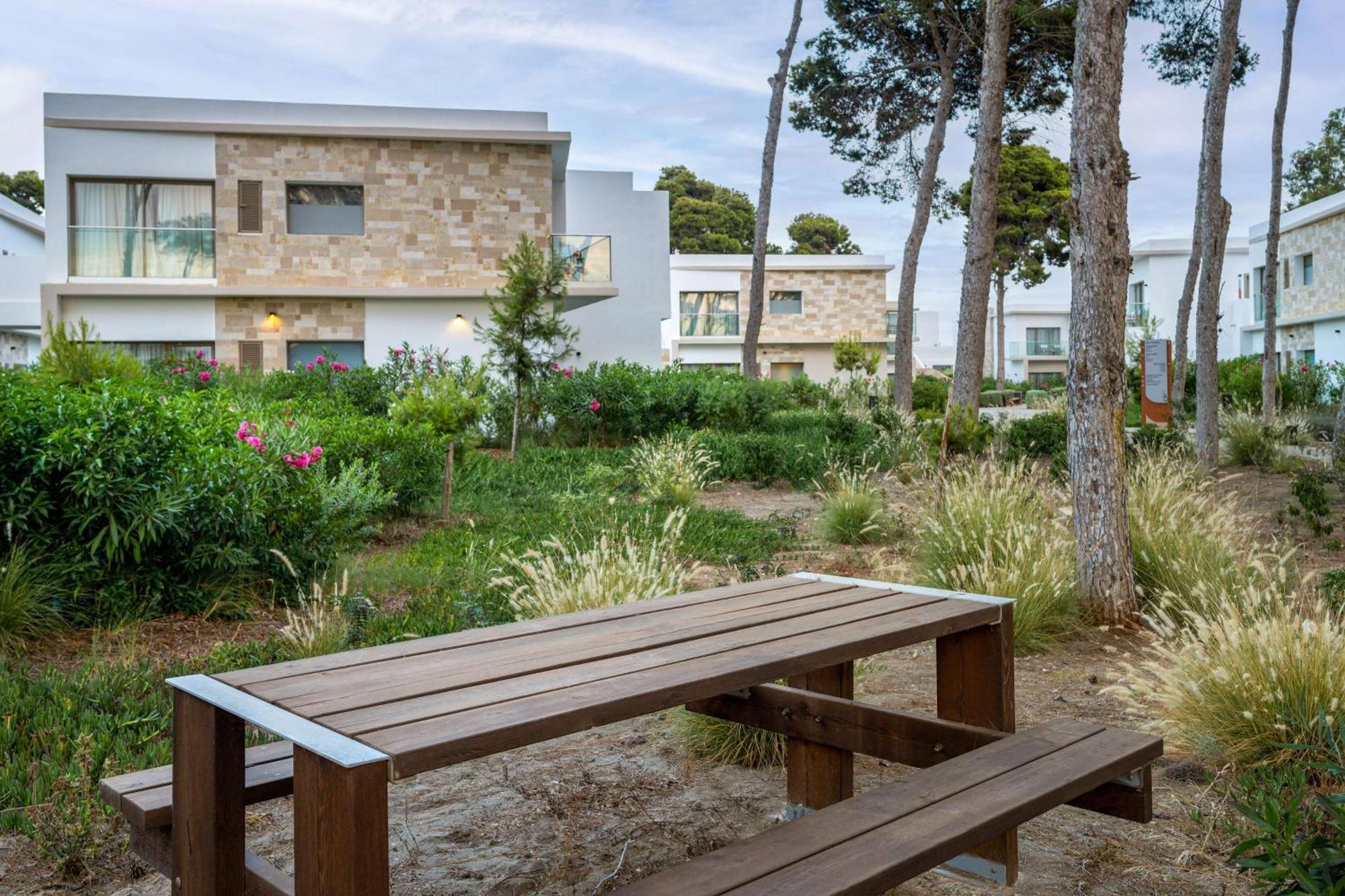 Radisson Blu Resort Al Hoceima Al Hoceïma Exterior foto The campus of the University of Lleida